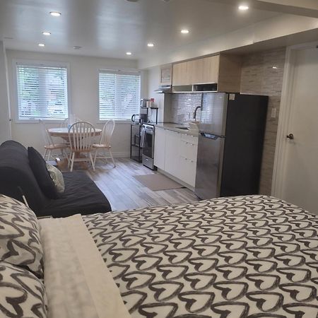Modern Studio With Kitchenette And Bath Guelph Eksteriør bilde