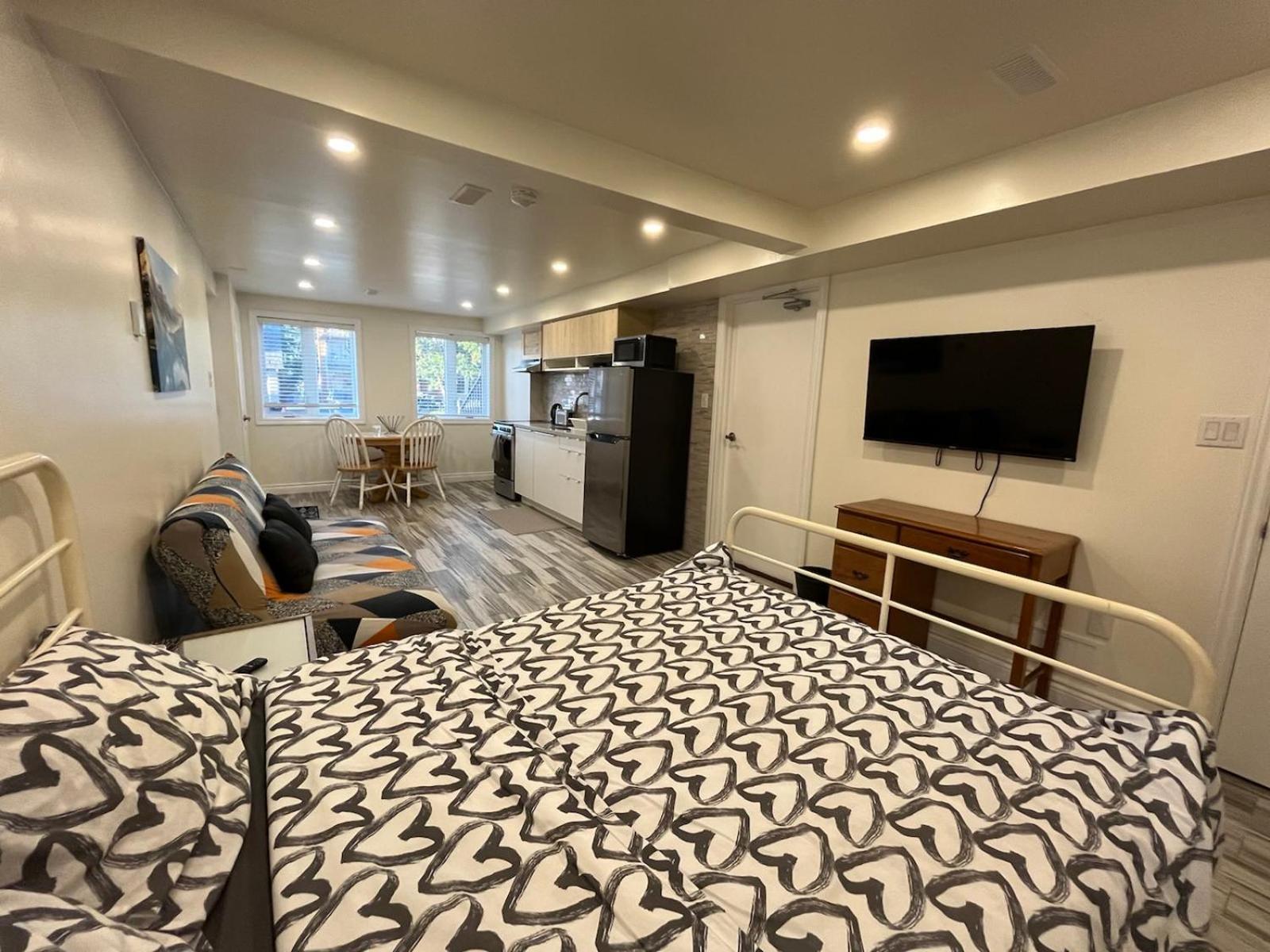 Modern Studio With Kitchenette And Bath Guelph Eksteriør bilde