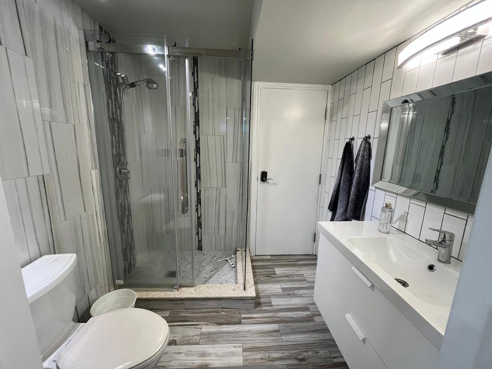 Modern Studio With Kitchenette And Bath Guelph Eksteriør bilde