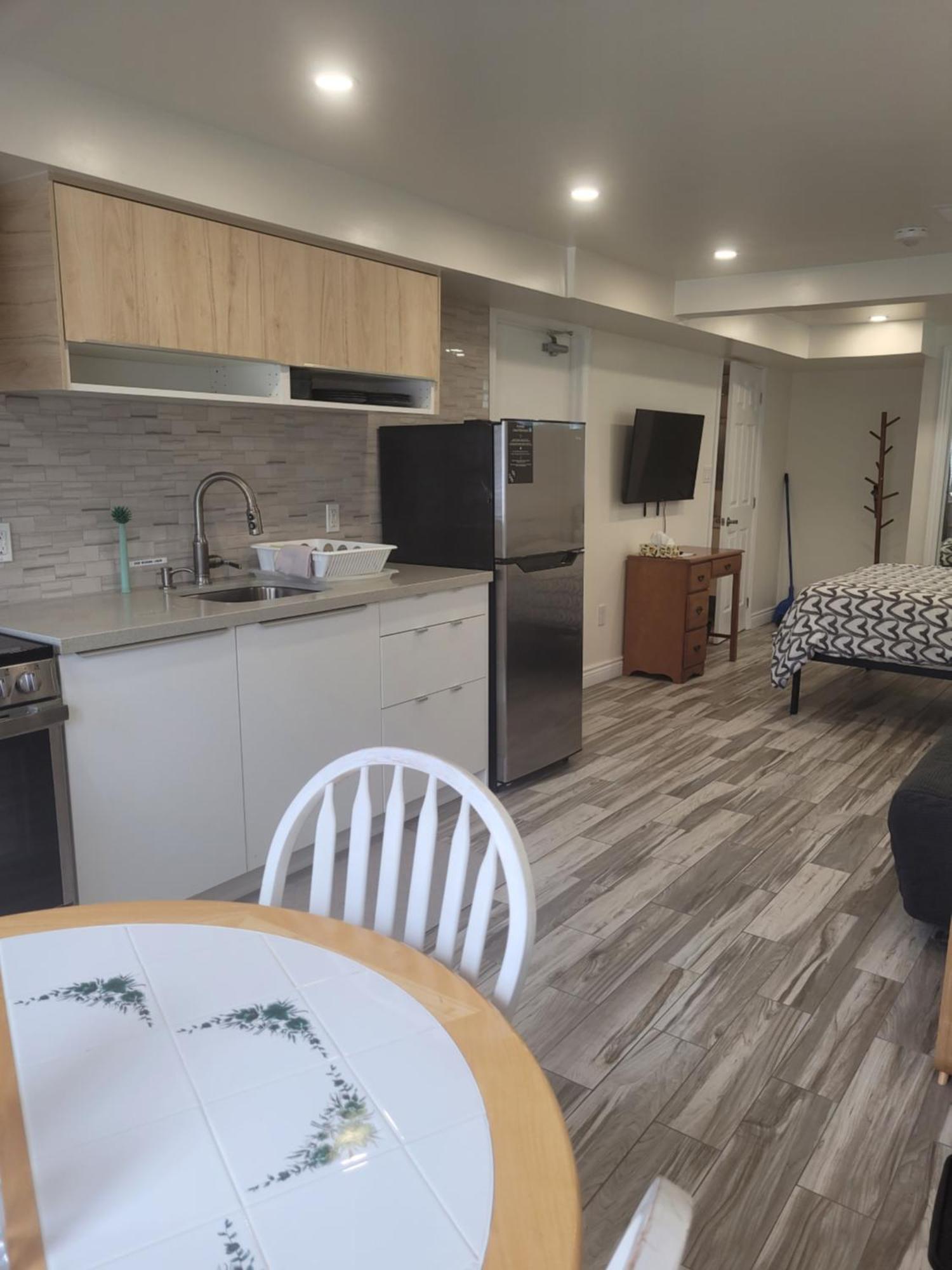 Modern Studio With Kitchenette And Bath Guelph Eksteriør bilde