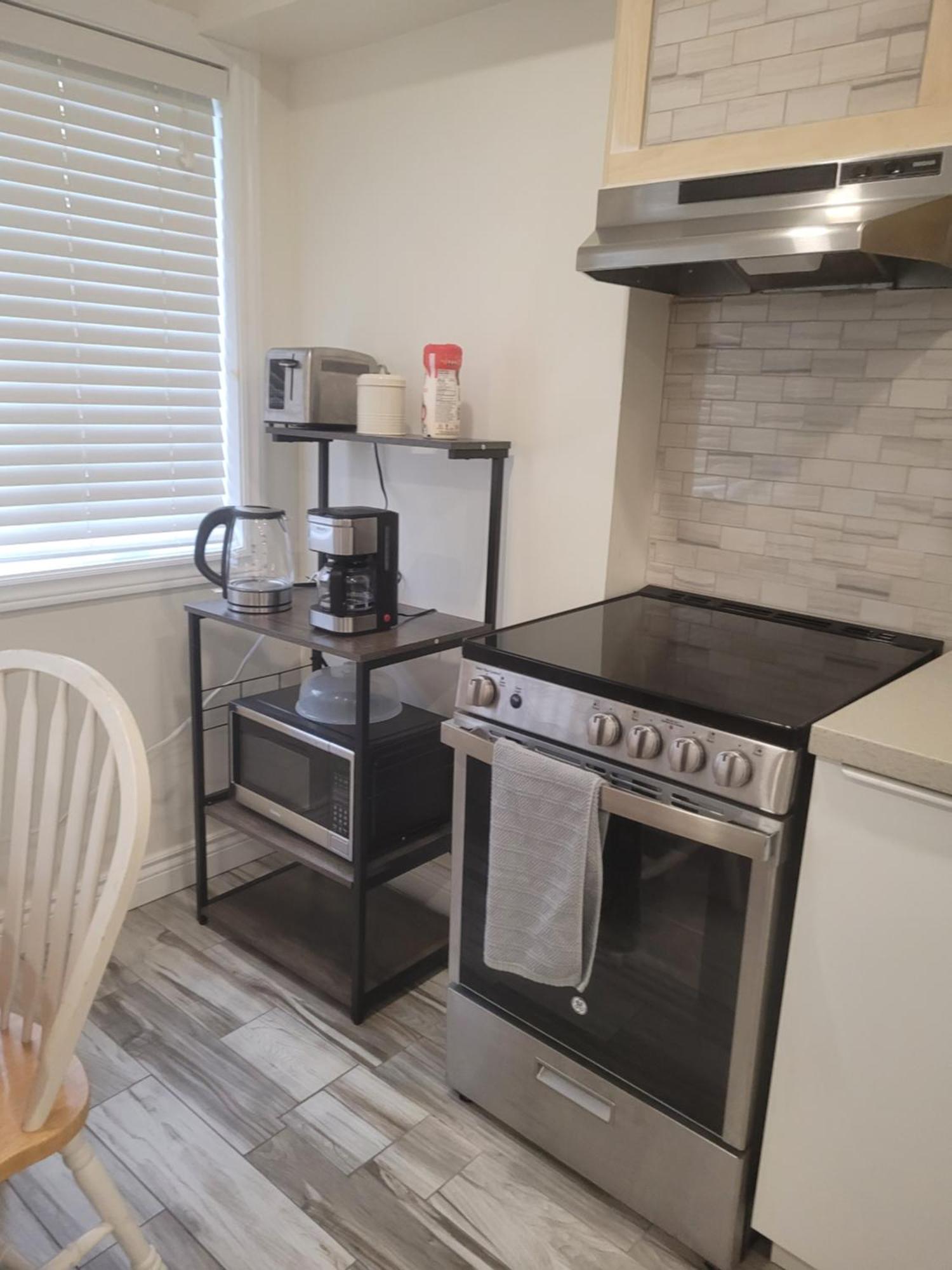 Modern Studio With Kitchenette And Bath Guelph Eksteriør bilde