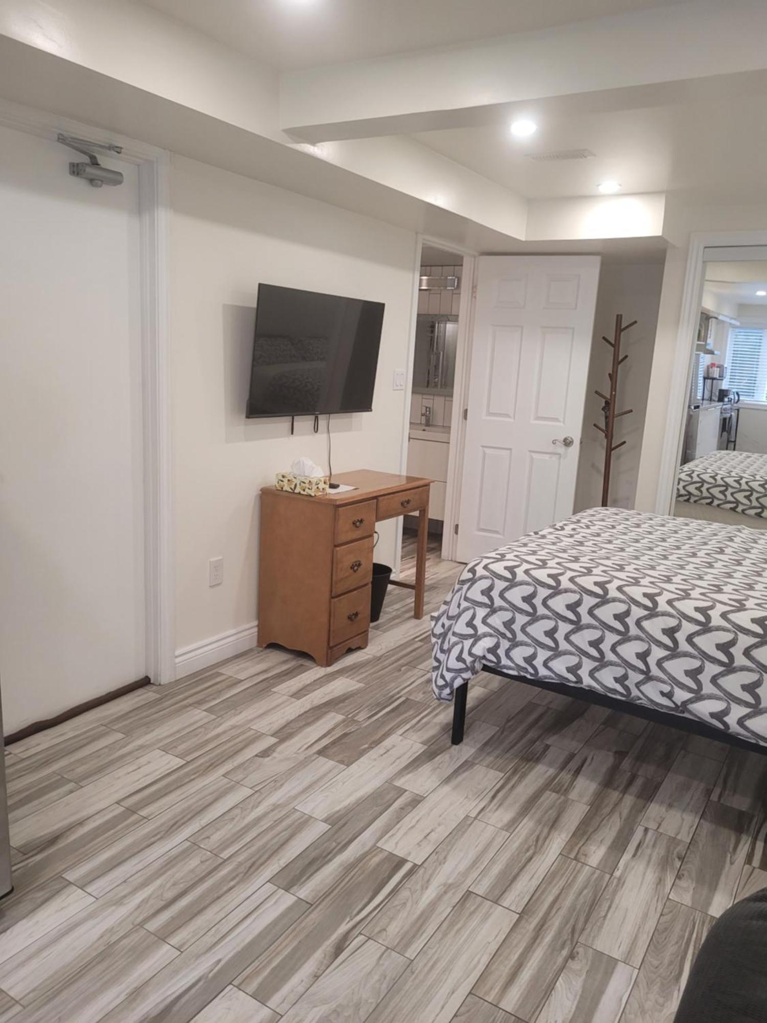 Modern Studio With Kitchenette And Bath Guelph Eksteriør bilde